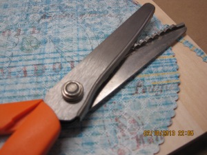 1 Cutting with scalloped scissors